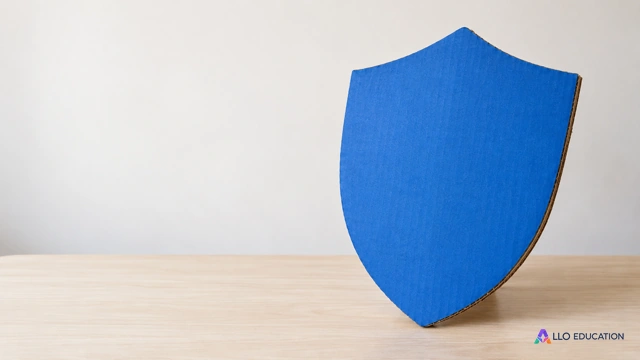 Un bouclier scolaire en carton bleu uni posé sur une table claire.